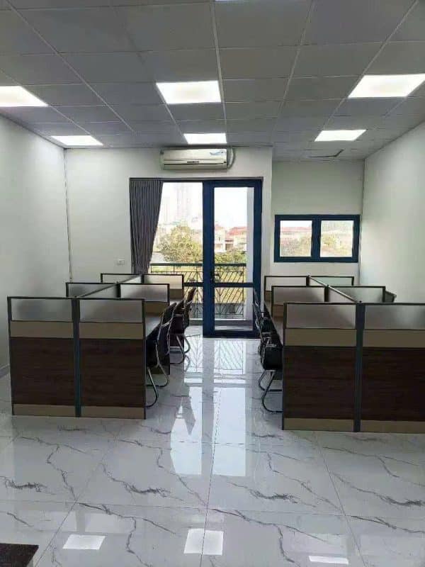 thanh lý cụm bàn 4 chỗ vách kính kt 1m2x2m4 mới 99%( không bao gồm ghế)