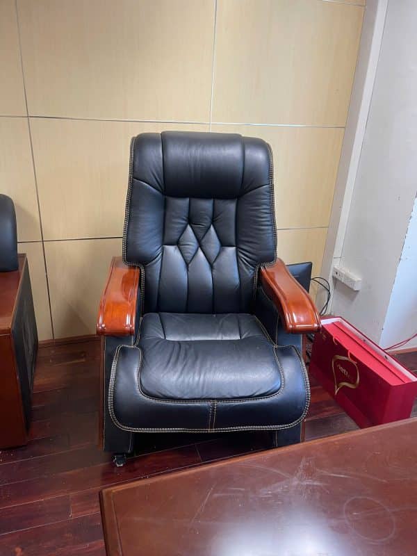 thanh lý ghế lãnh đạo cao cấp có ngả, có bánh xe mới 90%