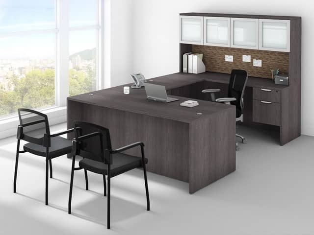 Bàn giám đốc chữ U – diện tích lớn, phù hợp phòng điều hành.