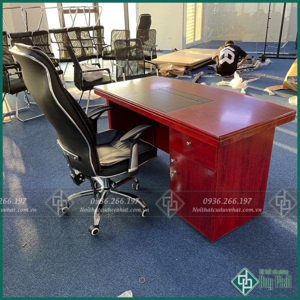 Thanh lý bàn giám đốc Minh Thạnh, mẫu bàn 1.4m có hộc, tone đỏ nâu sang trọng