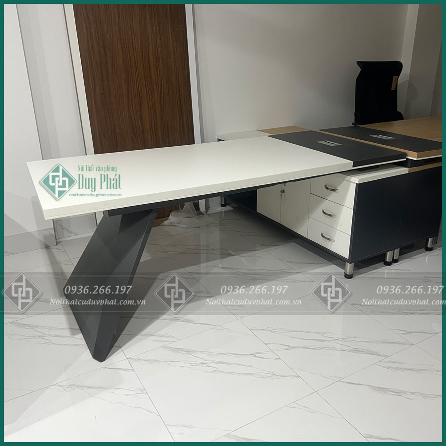 Bàn giám đốc chân sắt nhập khẩu Filza 2m Bàn giám đốc chân sắt nhập khẩu Filza 2m