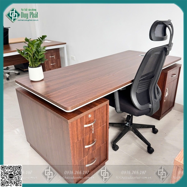 Bàn giám đốc 2 tủ phụ kích thước 80X1M8 mặt rộng 80cm Bàn giám đốc 2 tủ phụ kích thước 80X1M8 mặt rộng 80cm