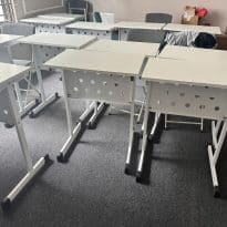 thanh lý bàn chân sắt có yếm kt 40x60 mới 98%